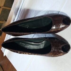 Donald J Pliner Couture brown leather shoes.  Size 8N